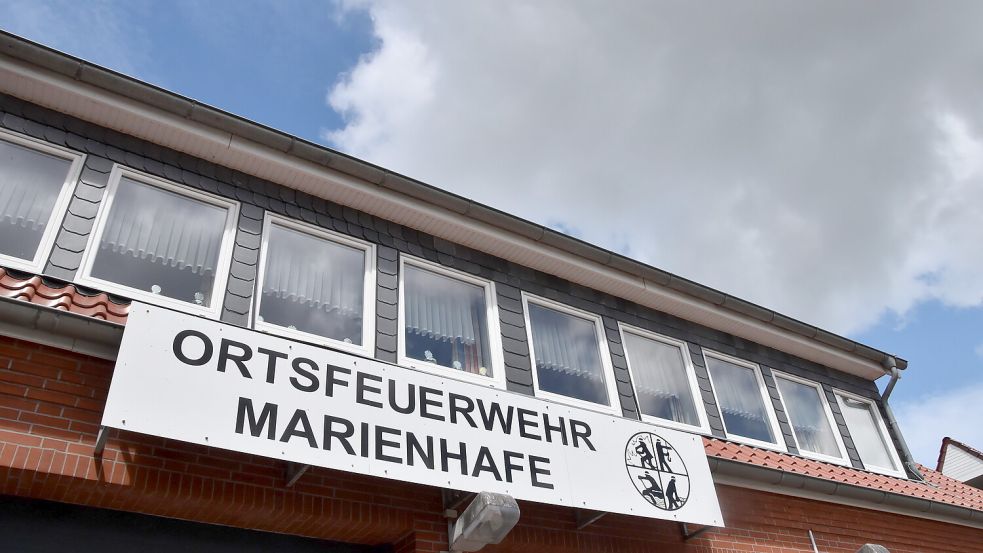 Feuerwehrleute aus Marienhafe wollen ihrer Wehr den Rücken kehren, falls ihr neues Einsatzfahrzeug in Marienhafe stationiert wird. Foto: Thomas Dirks