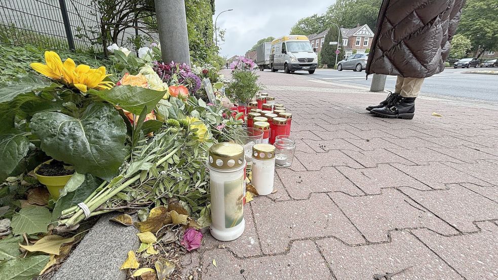 Am Unfallort wurden bereits viele Blumen und Kerzen abgelegt. Der Schock sitzt in Aurich tief. Foto: Lasse Paulsen