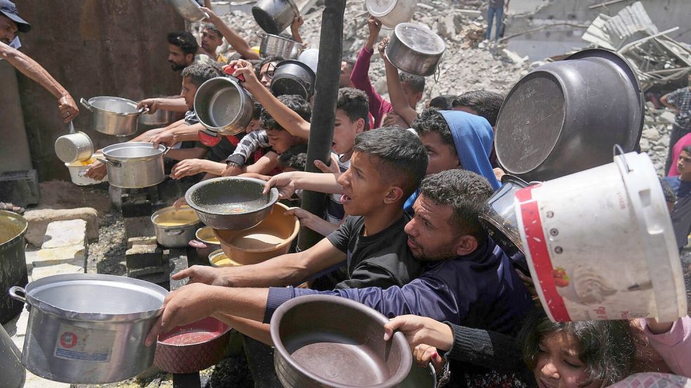 Palästinenser stehen für Lebensmittel im nördlichen Gazastreifen an. (Archivbild) Foto: Jehad Alshrafi/AP/dpa