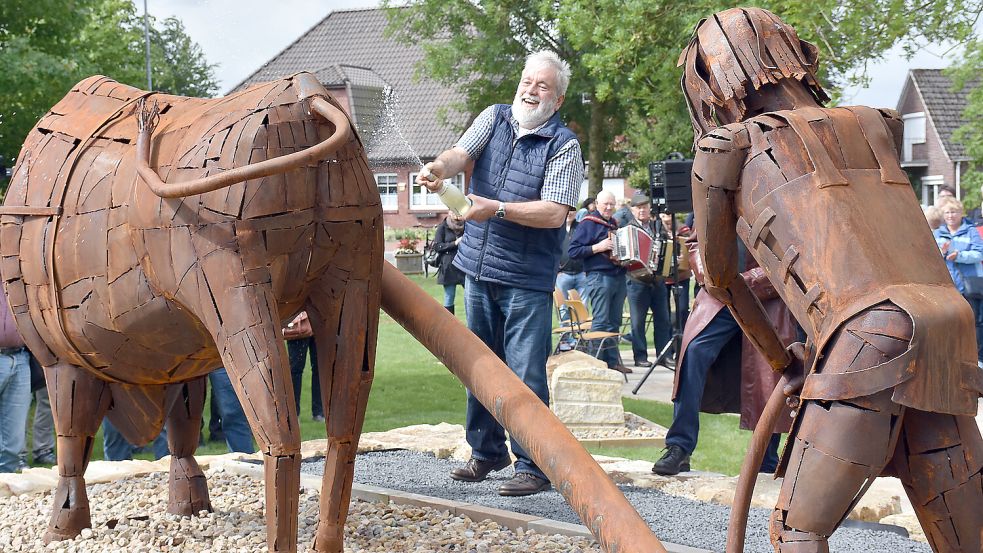 Großer Festakt im Juni 2018: Bei der offiziellen Einweihung des Denkmals „Pflug von Walle“, einer Skulptur des Künstlers Hans-Jürgen Huss, greift Holm Eggers als einer der treibenden Initiatoren der Aktion für die Taufe zu einer Flasche Sekt. Foto: Udo Hippen