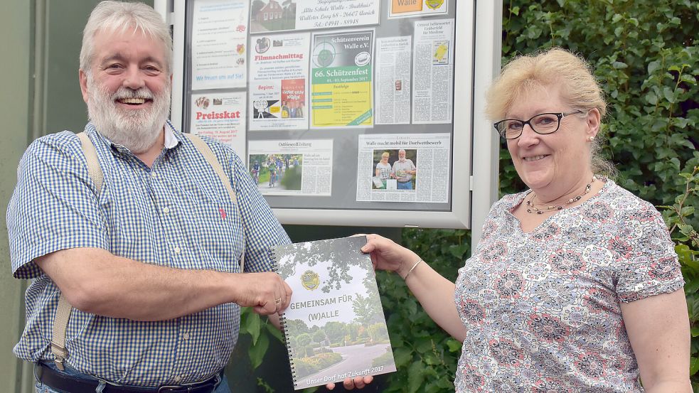 Engagierter Bürger: Als stellvertretender Ortsbürgermeister setzte sich Holm Eggers stets für die Belange seiner Wahlheimat Walle ein. Unser Foto zeigt ihn im August 2017 mit der Ortsbürgermeisterin Monika Gronewold bei der Präsentation der Bewerbung Walles für den Wettbewerb „Unser Dorf hat Zukunft“. Foto: Udo Hippen