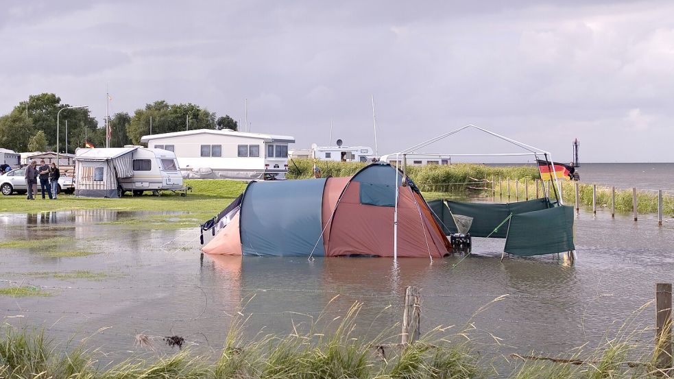 Bis das Zelt versinkt, lässt sich der Camping-Urlaub auch bei Regen genießen. Foto: IMAGO / blickwinkel