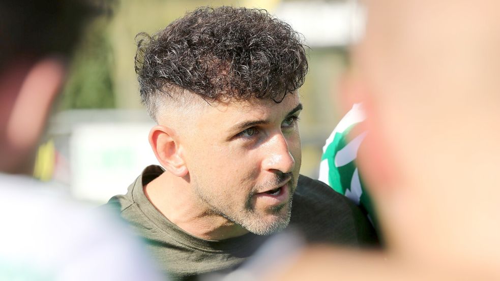 Im Gespräch mit seinen Spielern von Eintracht Ihlow: Aufstiegstrainer Jannik Swieter will nach dem kürzlich bestandenen neunmonatigen B-Lizenz-Lehrgang seine Mannschaft für die Ostfrieslandliga fit machen. Foto: Wilfried Gronewold