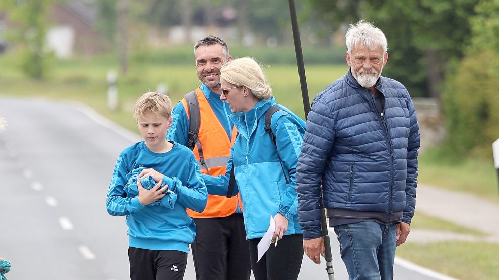 Familie Köllmann war mit Opa auf der Boßelstrecke unterwegs. Fotos: Wilfried Gronewold