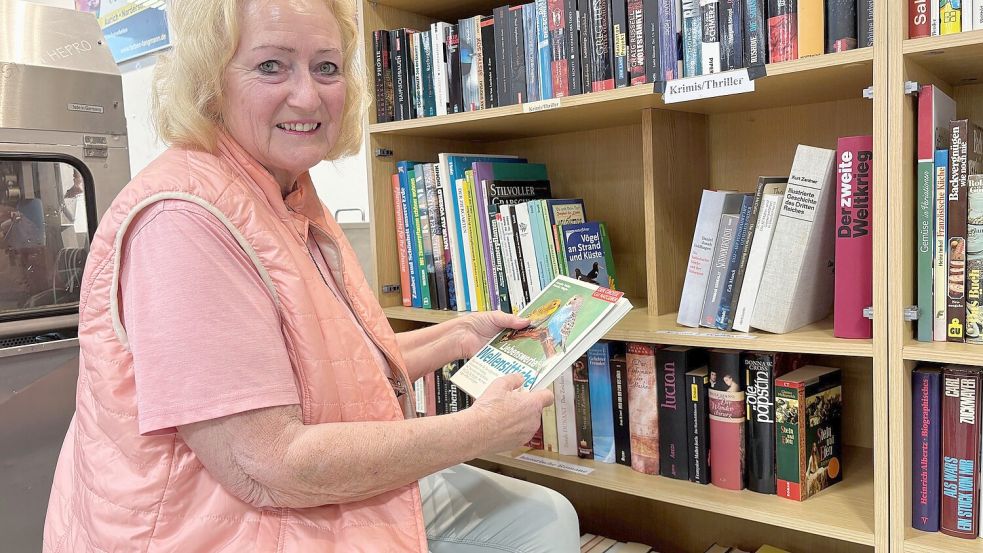 Anne Albers ist ein echter Bücherwurm und hegt und pflegt ihren Bücherschrank im E-Center Coordes mit Hingabe. Foto: Mieke Matthes