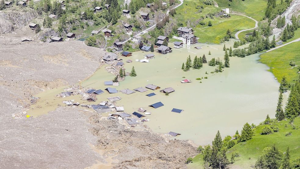 Die Lonza kann nicht abfießen, der Stausee dürfte bald überlaufen. Foto: Jean-Christophe Bott/KEYSTONE/dpa