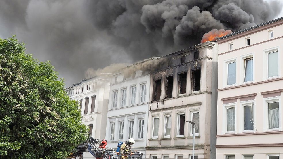 In Lübeck brach ein Großfeuer aus. Mindestens zwei Personen wurden zum Teil schwer verletzt. Mindestens ein Mensch kam bei dem Brand ums Leben. Foto: Mopics