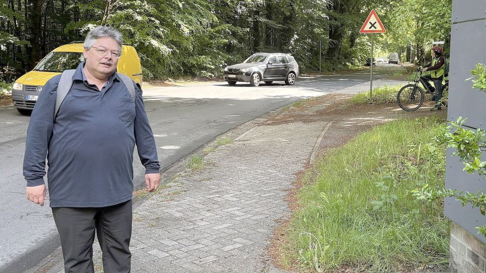 Anders als in der Planzeichnung auf den ersten Blick erkennbar, steht das Gebäude des LHV nur knapp drei Meter von der Straße entfernt. Die Sicht auf herannahende Autos aus der Sandhorster Allee ist eingeschränkt. Foto: Lasse Paulsen