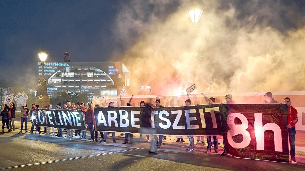 Die Gewerkschaften lehnen die Abkehr vom Acht-Stunden-Tag ab - eine Studie fasst die Gegenargumente zusammen. (Archivbild) Foto: Michael Ukas/dpa