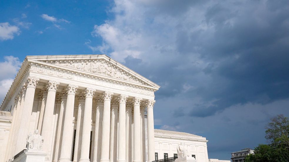 Die US-Regierung geht gegen ein Programm vor, das Hunderttausenden Migranten den Aufenthalt in den USA ermöglicht - und bekommt vom Supreme Court vorerst grünes Licht. (Archivbild) Foto: Susan Walsh/AP/dpa