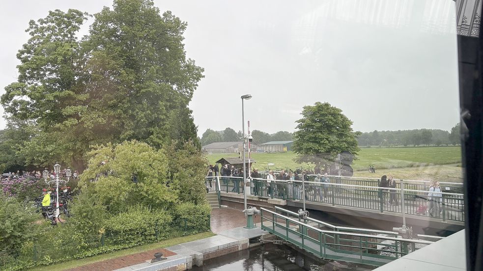 Blick aus dem Schleusenwärterhäuschen auf die Schleuse und die Partygäste. Foto: Christin Wetzel