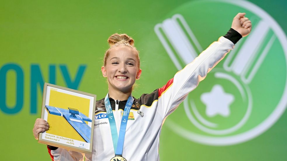 Karina Schönmaier jubelt über ihre Goldmedaille. Foto: Marijan Murat/dpa