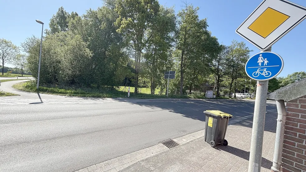 Blick auf den Anfang des Fuß-/Radwegs in Ochtelbur. Hier steht noch das alte Verkehrsschild. Foto: Christin Wetzel