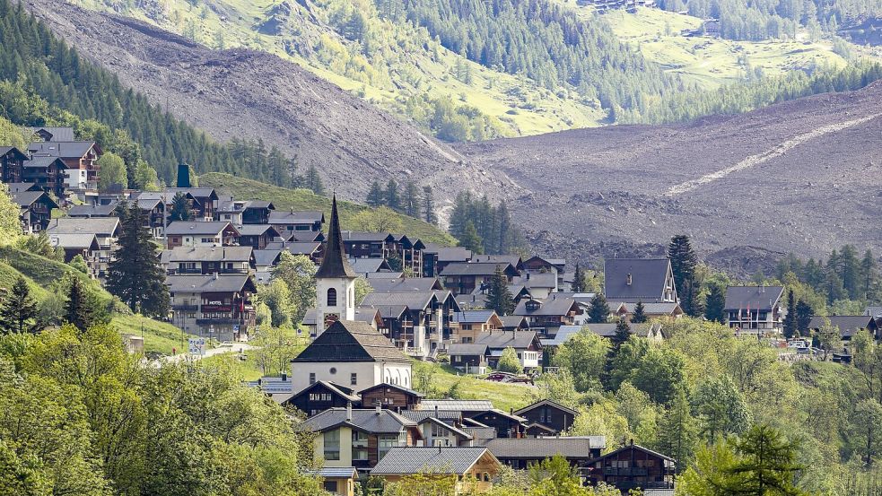 Bergstürze - wie jetzt in der Schweiz - aber auch Felsstürze und Steinschlag nehmen durch den Klimawandel zu. Foto: Jean-Christophe Bott/KEYSTONE/dpa