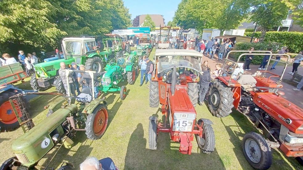 Zum Start des Treckerkorsos versammelten sich die teilnehmenden Fahrzeuge auf dem Dorfplatz in Leezdorf. Foto: Folkert Bents