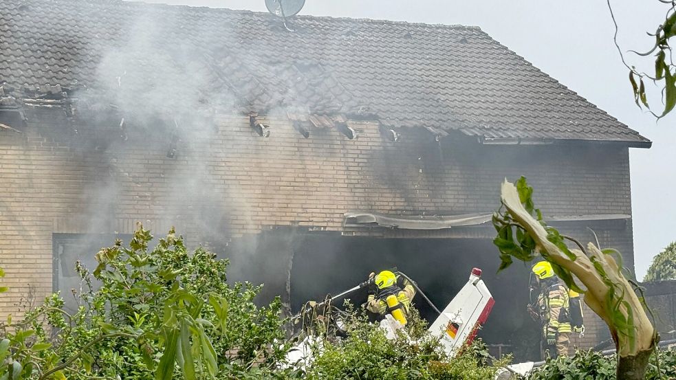 Die Feuerwehr löscht in einem Großeinsatz mit etwa 50 Kräften. Foto: Sascha Rixkens/Einsatzreport Niederrhein/dpa