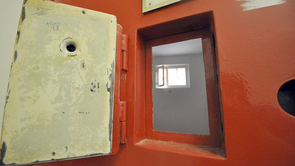 Früher Häftlinge – heute Akten: Schwere Eisen- und Gittertüren zeugen überall im Gebäude von der Gefängnisvergangenheit. Die Zellen werden mittlerweile als Aktenarchiv für das Amtsgericht genutzt. Foto: Udo Hippen