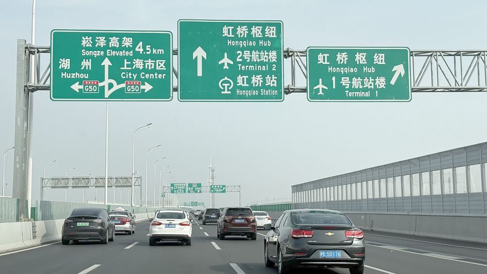 Blaue Nummernschilder: Diesel oder Benziner. Hellgrüne Nummernschilder: E-Autos oder Hybride. Auf einer Autobahn in Shanghai. Foto: Tobias Schmidt