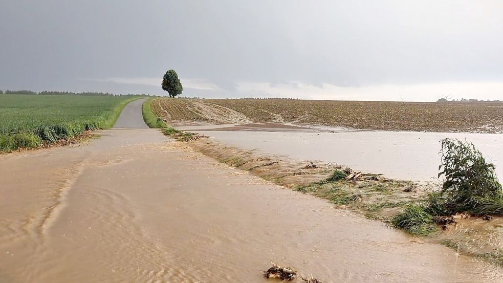 Im ganzen Land sind Einsatzkräfte wegen der Unwetter ausgerückt. Foto: Simon Zeiher/onw-images/dpa