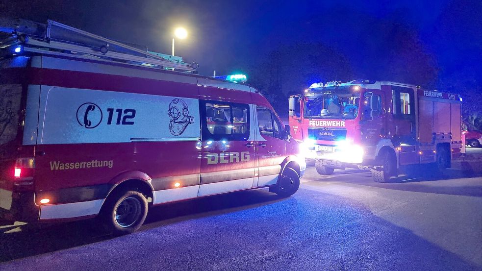 Mit zahlreichen Fahrzeugen war die Feuerwehr am Ottermeer im Einsatz. Foto: Jan-Marco Bienhoff/Freiwillige Feuerwehr Wiesmoor