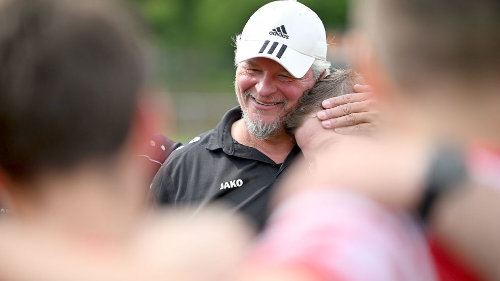 Ende gut, alles gut. In seinem allerletzten Spiel feierte Jürgen Zimmermann die Rettung mit Wiesmoor.Fotos: Jens Doden (Blomberg)