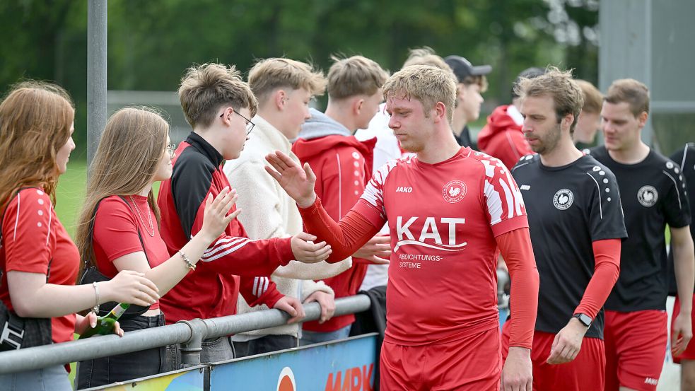 Die Wiesmoorer spieler verabschiedeten sich nach dem geglückten Klassenverbleib von den Fans.