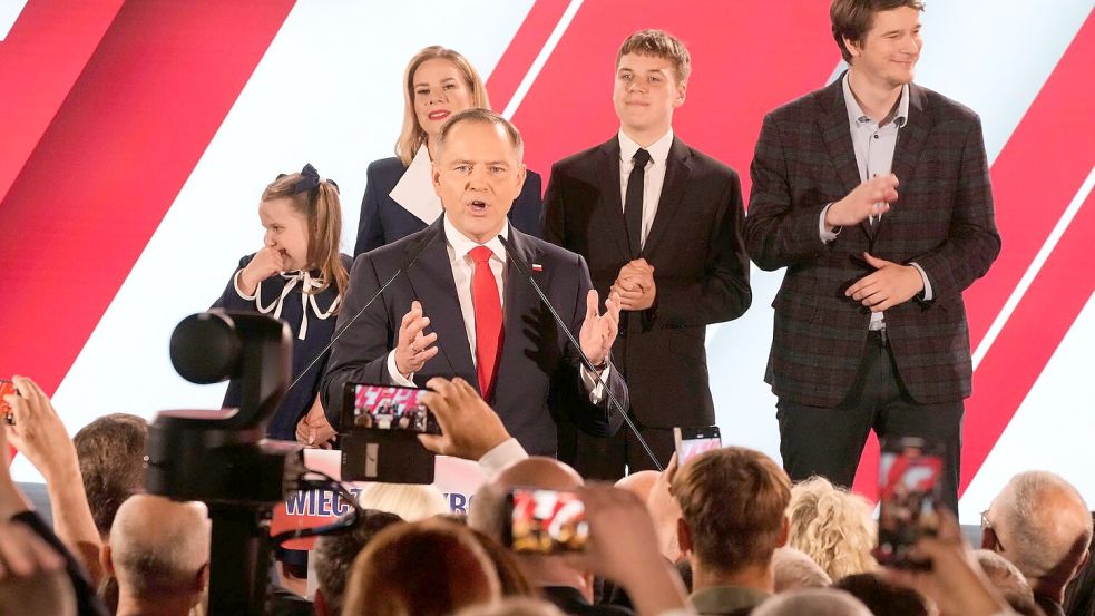 Der rechtskonservative Bewerber Nawrocki hat mit knapp 51 Prozent gesiegt. Foto: Czarek Sokolowski/AP/dpa