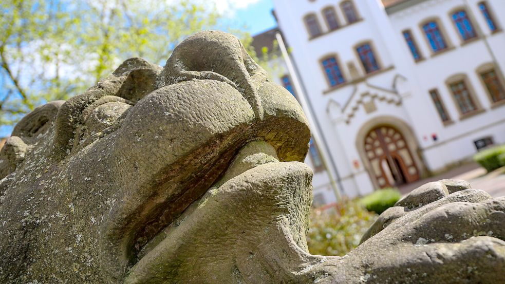 Skulptur vor dem Durchgang zum Landgericht in Aurich. Dort wurde gegen einen Imbissbetreiber wegen Geldwäsche und Subventionsbetrug verhandelt. Foto: Romuald Banik