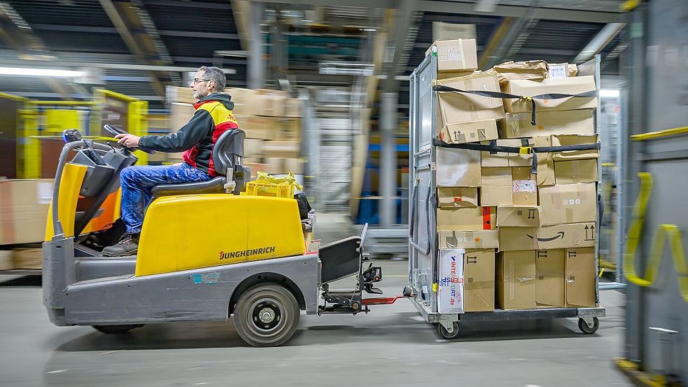 Pakete in einem DHL-Zentrum - manche Sendung wird künftig teurer. Foto: Patrick Pleul/dpa