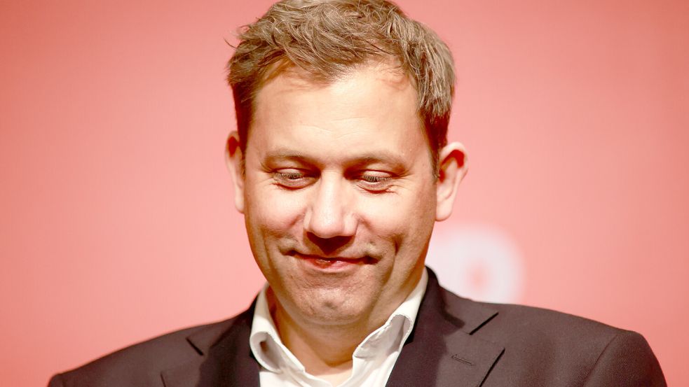 Mit seinen Abschreibungsplänen für E-Autos greift Finanzminister Lars Klingbeil (SPD) auf eine Idee von Robert Habeck zurück. Foto: dpa/Matthias Bein