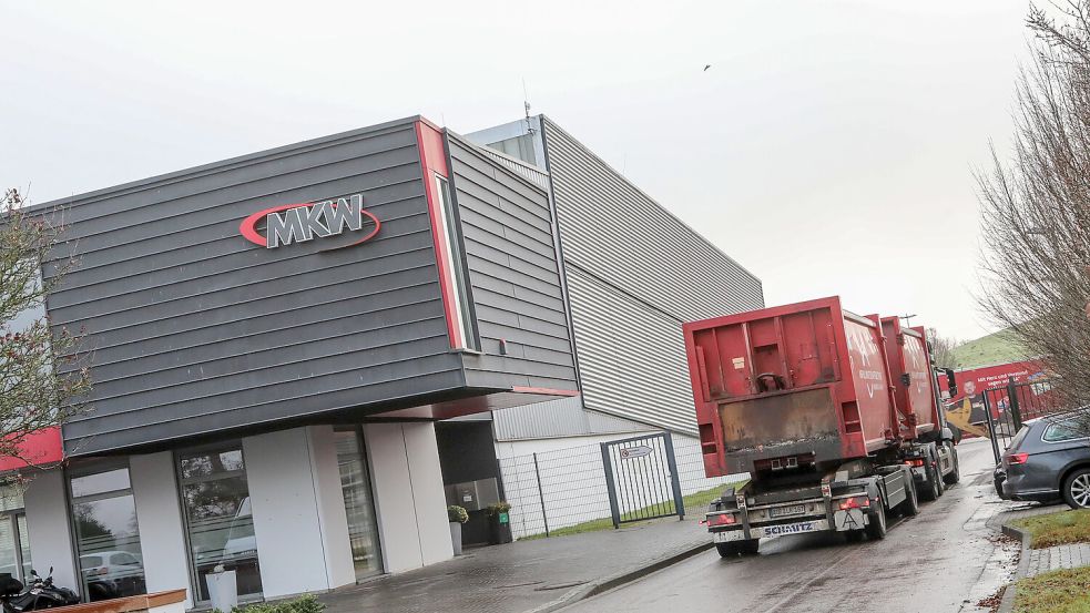 Ein Lastwagen fährt ins Entsorgungszentrum. Das MKW-Gelände in Großefehn soll wachsen. Foto: Romuald Banik