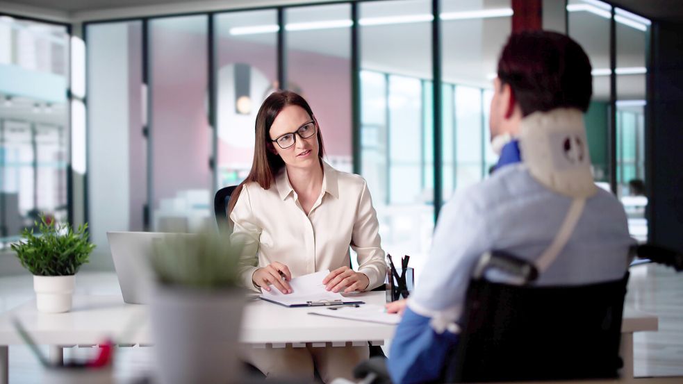 Viele Menschen verzichten wegen zu hoher Kosten bereits auf den Gang vor Gericht – und Klage einreichen wird nochmal teurer. Foto: IMAGO/Andrey Popov