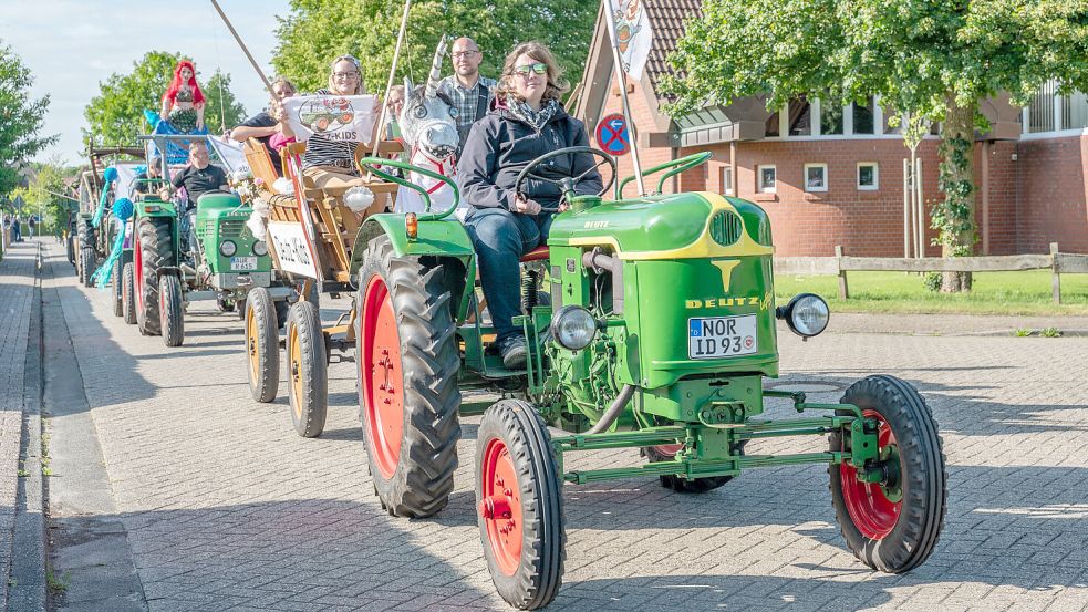 Den Auftakt zum Dorffest in Leezdorf bildet traditionell ein Treckerumzug. Foto: Folkert Bents