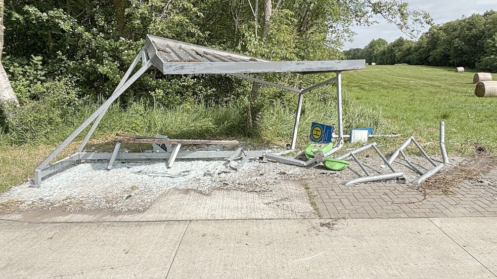 Nach einem Unfall auf der Brunzeler Straße in Klostermoor wurde ein Wagen in die Bushaltestelle geschleudert. Das Wartehäuschen wurde dadurch völlig zerstört. Foto: Carsten Ammermann