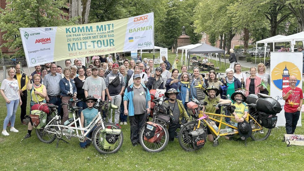 Sie trafen sich in Aurich: Teilnehmer des Aktionstages auf dem Georgswall in Aurich und die Mitfahrer der MUT-Tour. Foto: Mieke Matthes