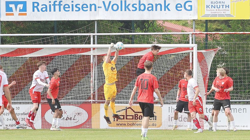 Sein letzter Auftritt als Auricher Torwart: Hendrik Schulz (Gelbes Trikot), der normalerweise in der Abwehr beheimatet ist, hatte im Derby einige gute Paraden.