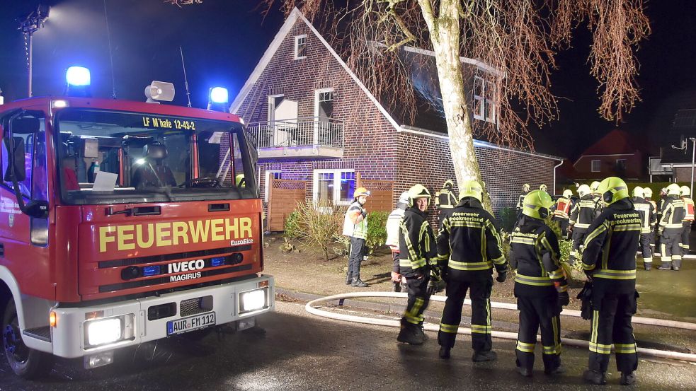 Weiter offen ist, wie der Streit um ein Fahrzeug für die Marienhafer Feuerwehr (hier bei einem Einsatz Ende 2023 in Leezdorf) ausgeht. Foto: Thomas Dirks