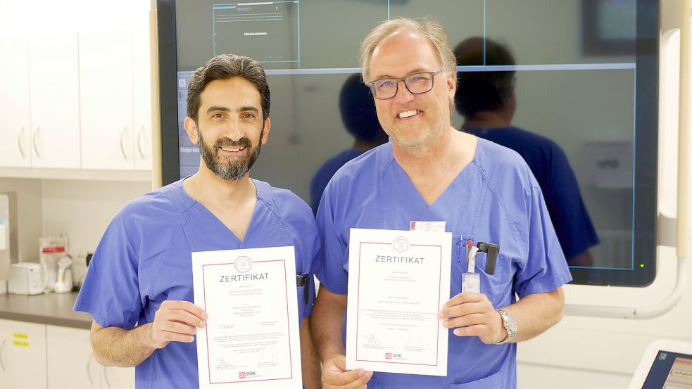 Der leitende Oberarzt Louay Alhaiany (links) und Chefarzt Dr. Torsten Stein sind stolz auf die Auszeichnung im Bereich interventionelle Kardiologie.Foto: Trägergesellschaft