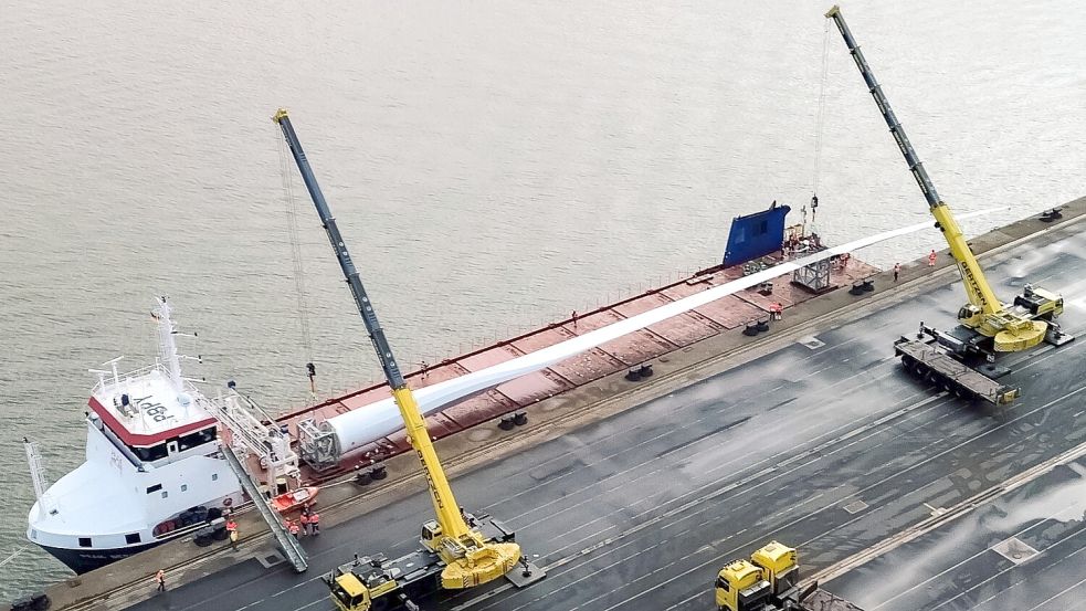 Ein Test-Rotorblatt für das Enercon-Modell E-175 wird von einem Seeschiff aus Portugal im Jade-Weser-Port in Wilhelmshaven geladen. Foto: Enercon