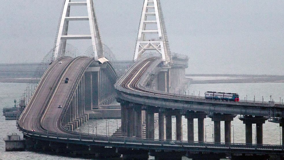 Mit 19 Kilometern Länge zählt die Kertsch-Brücke zu den längsten Brücken Europas und hat eine enorme strategische Bedeutung für Russlands Krim-Versorgung. Foto: Sergei Malgavko/dpa/TASS