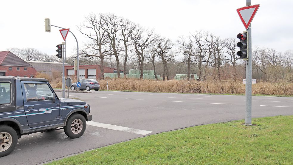 Gegenüber der Einmündung der Raiffeisenstraße in die B 72 soll das neue Feuerwehrhaus in der Diere entstehen. Foto: Heino Hermanns