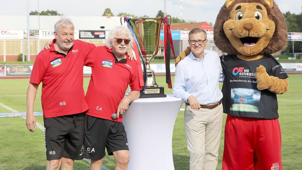 Die Turnier-Macher Manfred Bloem und Ewald Adden mit dem begehrten Pokal und Bayern-Chef Christian Dreesen. Mit der Auslosung der Gruppen sind sie mehr als zufrieden. Foto: Wilfried Gronewold