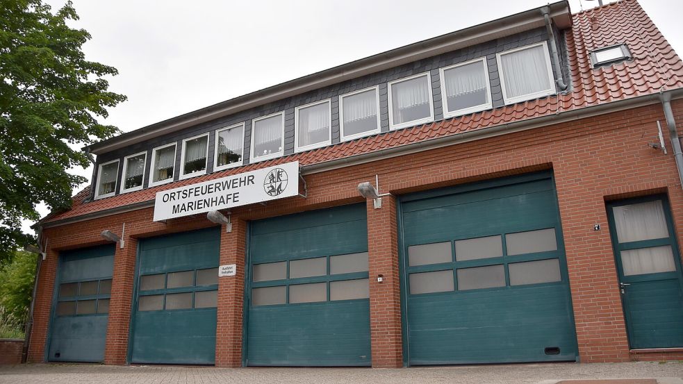Feuerwehrleute aus Marienhafe wollen vorerst weiter im Dienst bleiben, auch wenn das neue Löschfahrzeug nicht in Marienhafe stationiert wird. Foto: Thomas Dirks