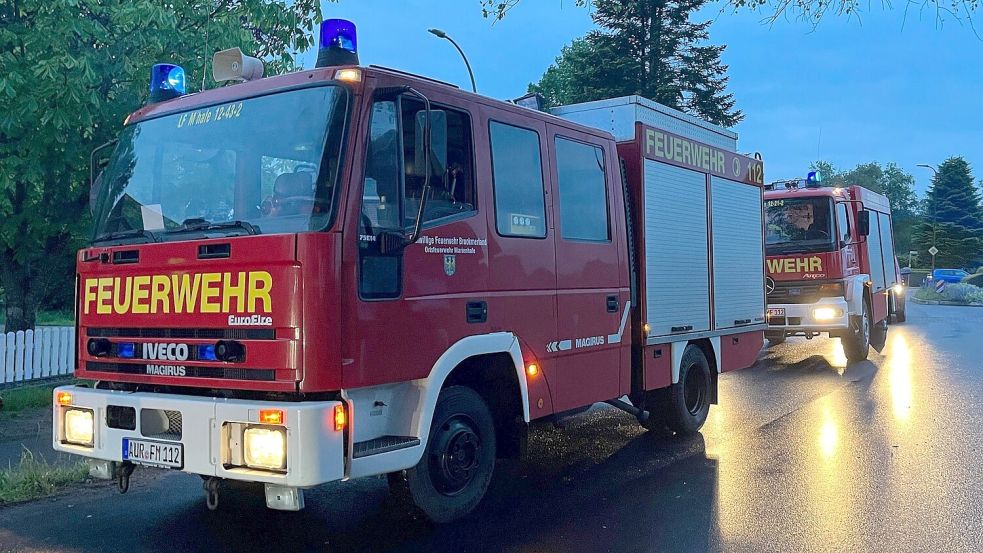 •Die Feuerwehr Marienhafe verfügt derzeit über zwei Fahrzeug, ein LF (links) und TLF (rechts). Foto: Feuerwehr, Justin Herzig
