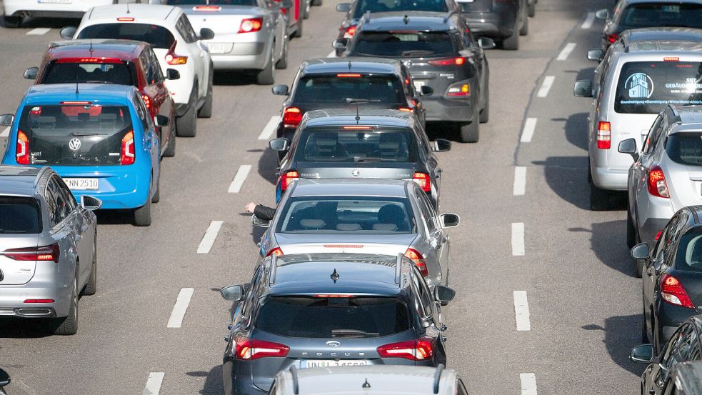 Bereits am Freitagnachmittag kann es auf einigen Straßen nach und in Ostfriesland eng werden. Foto: Marijan Murat/dpa