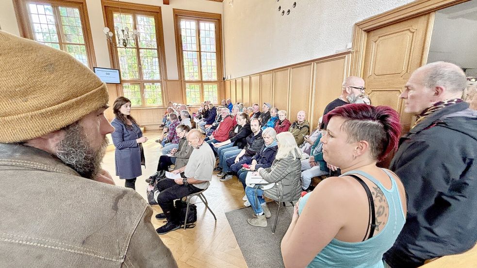 Rund 50 Menschen kamen am Mittwoch, 4. Juni 2025, in den Gesundheitsausschuss des Emder Rats, um Fragen zur Notfallversorgung in Emden zu stellen. Foto: Klaus Ortgies