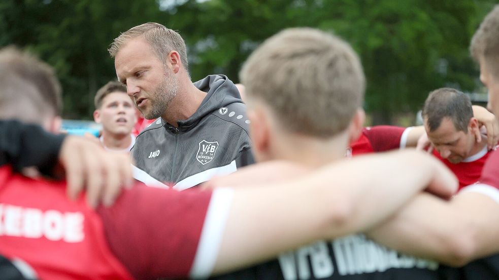 VfB-Trainer Uwe Delewski hatte nach dem Spiel einiges zu besprechen mit seinen Spielern. Foto: Wilfried Gronewold