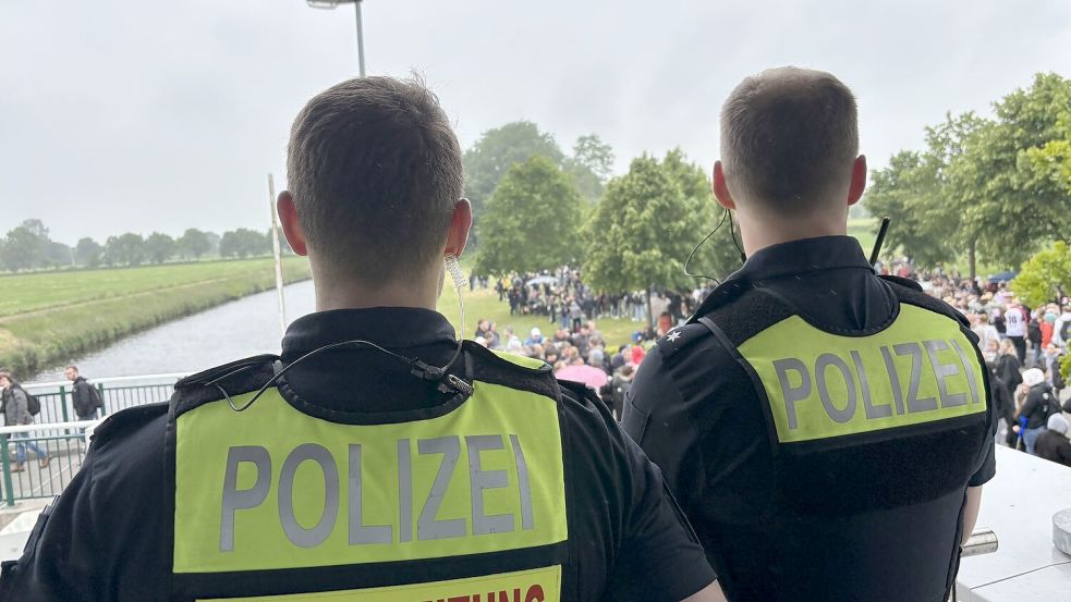 Polizeibeamte hielten die Feier am Kukelorum im Blick. Foto: Christin Wetzel
