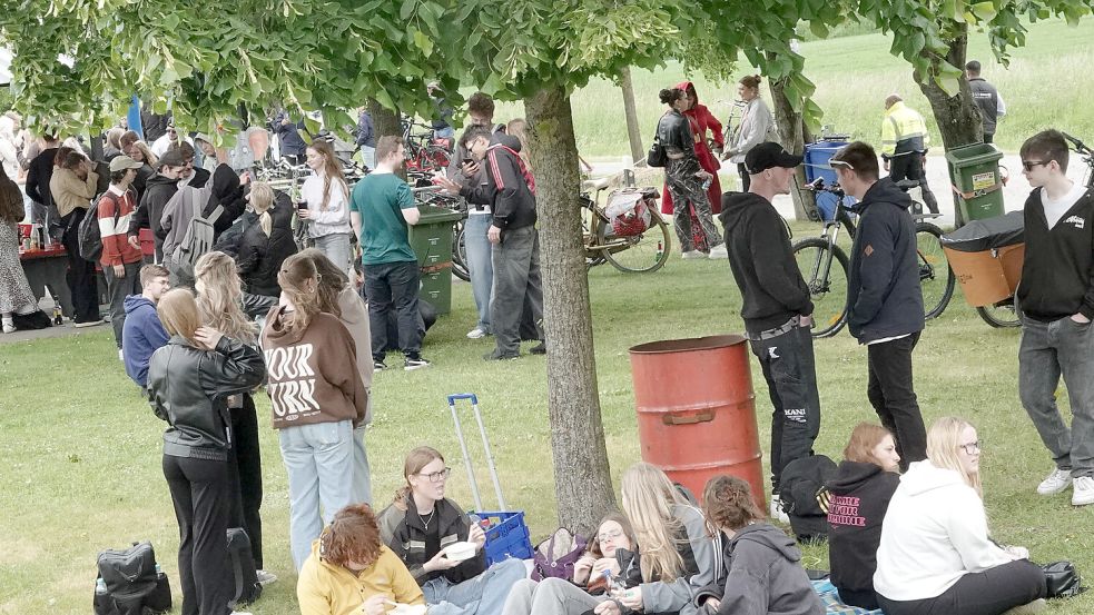Die Vatertagsparty am Kukelorum in Aurich verlief dieses Jahr aus Sicht der Polizei gut. Foto: Helmut Vortanz