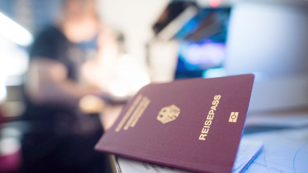 Für Reisepässe und Personalausweise gelten neue Fotoregeln. Ein Sonderweg in Südbrookmerland sorgt für Streit in der Politik. Foto: Matthias Balk/DPA